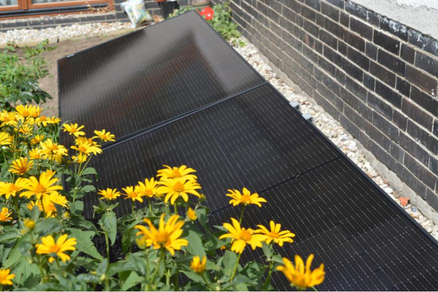 Das EcoFlow Solarmodule stehen angewinkelt im Garten.